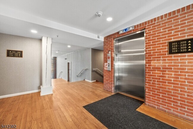 Building Photo - 262 Main St