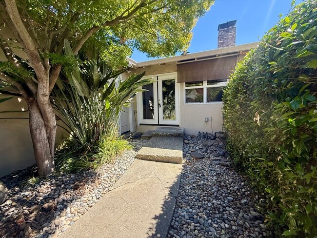 Building Photo - 4004-4006 Bismarck Dr