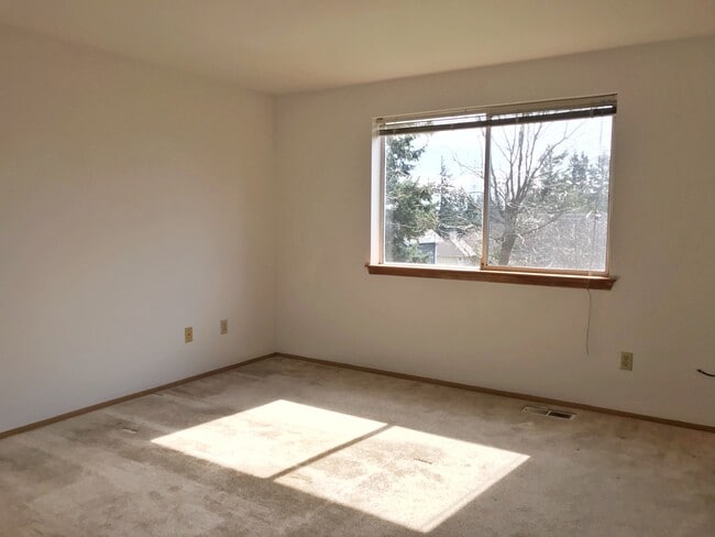 Building Photo - Great 3 bed with huge yard!