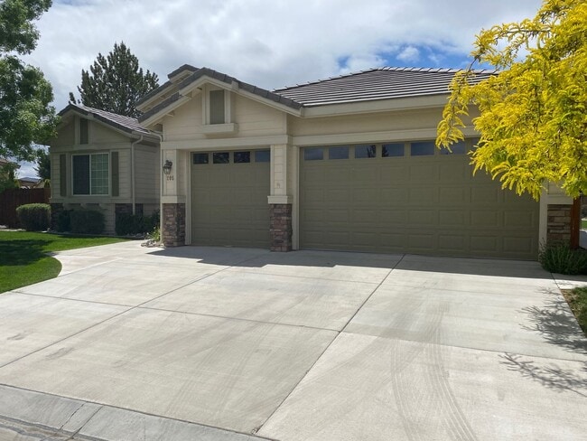 Building Photo - Huge 3 Bed 2 Bath + Den Golf Course Hom...