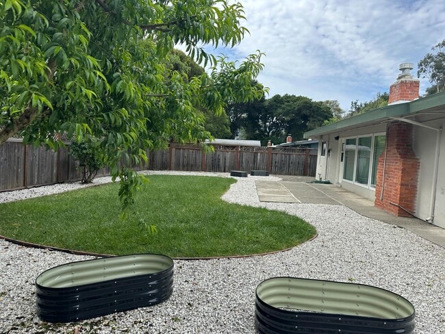 Building Photo - 52 Baca Vista