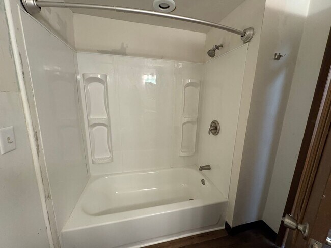 Building Photo - 80 Williams