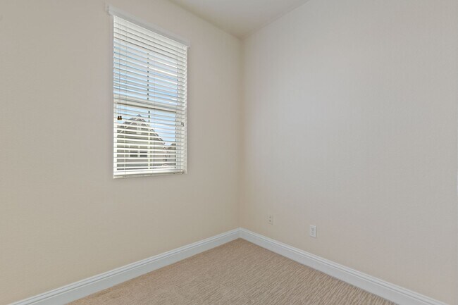 Building Photo - Gated Somersett Home!