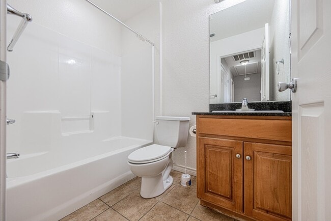 Building Photo - 1121 Laredo Dr