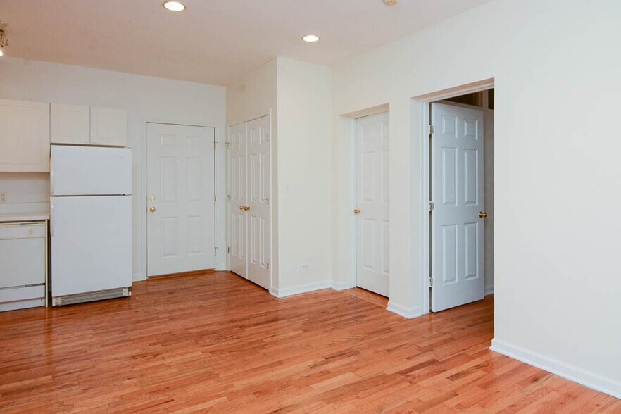 Building Photo - 909 W Dakin St