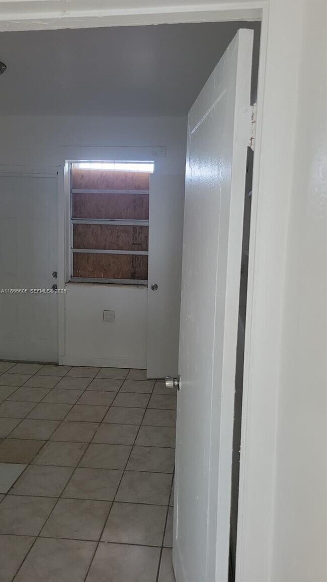 Building Photo - 1406 NW 2nd Ave