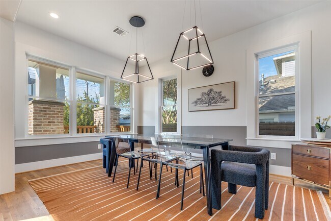 Building Photo - 709 E 13th St