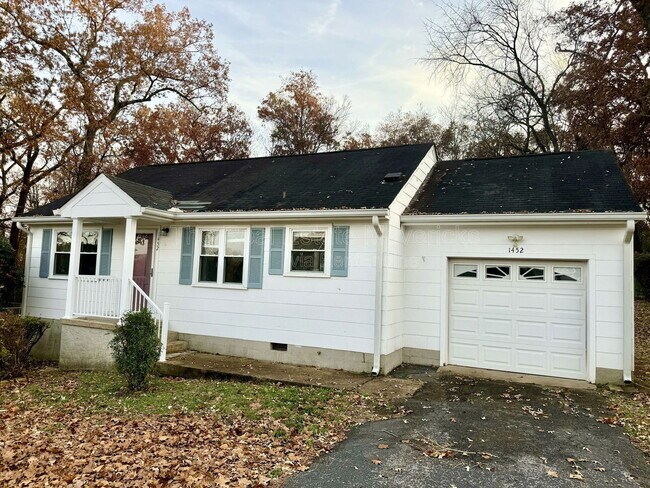 Building Photo - 1452 Elm St