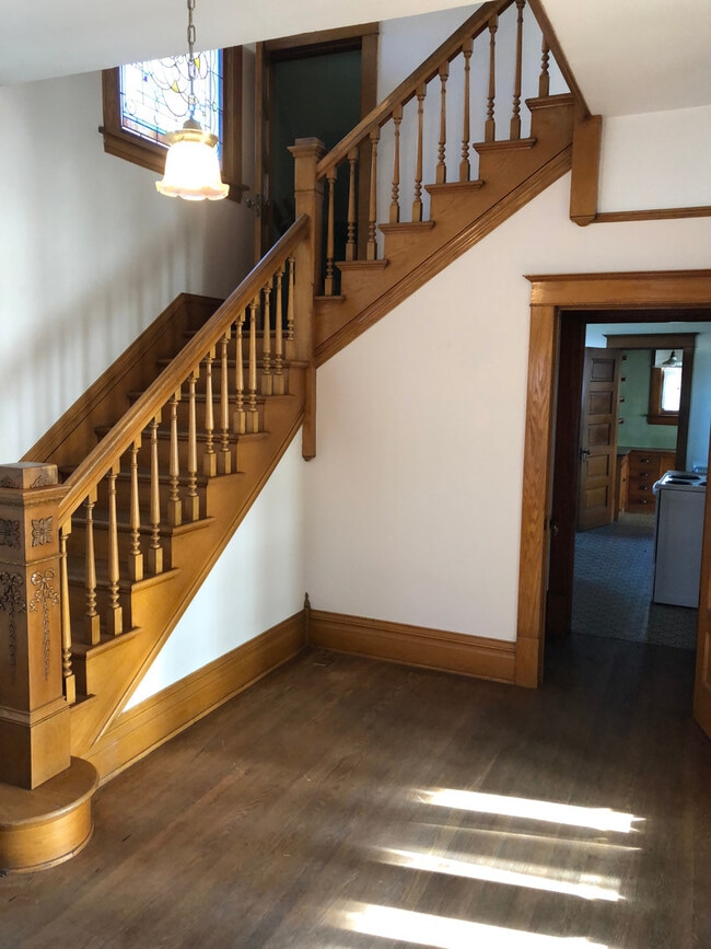 Building Photo - 206 S 5th St