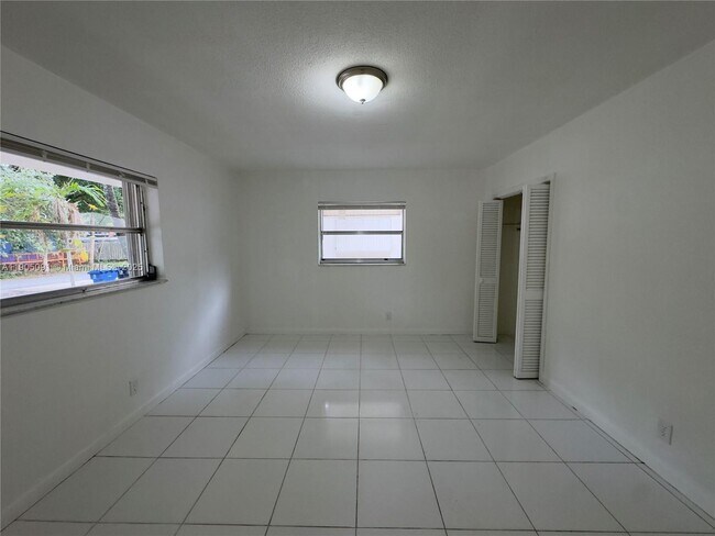 Building Photo - 2401 SW 17th Ave