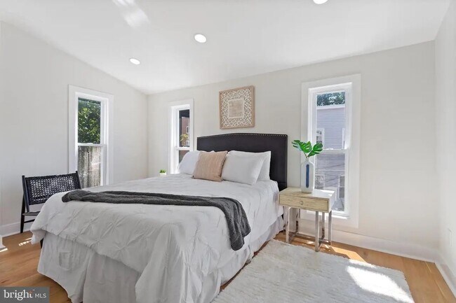 Building Photo - 116 Thomas St NW