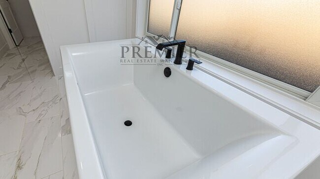 Building Photo - Stunning Remodeled 4 bedroom / 4 bath-2026...