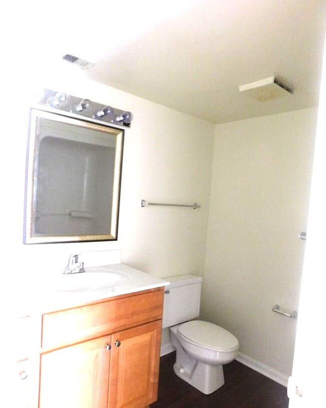 Building Photo - 2 bedroom 2 full bathroom Condo- Governor ...