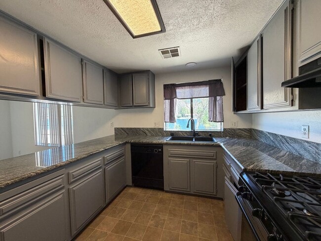Building Photo - Beautiful 3 Bedroom House Located on Calico Lake
