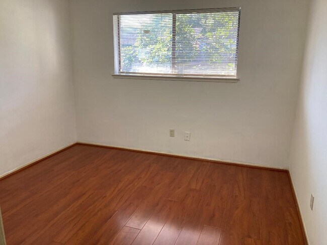 Building Photo - 2906 Green Fields Dr