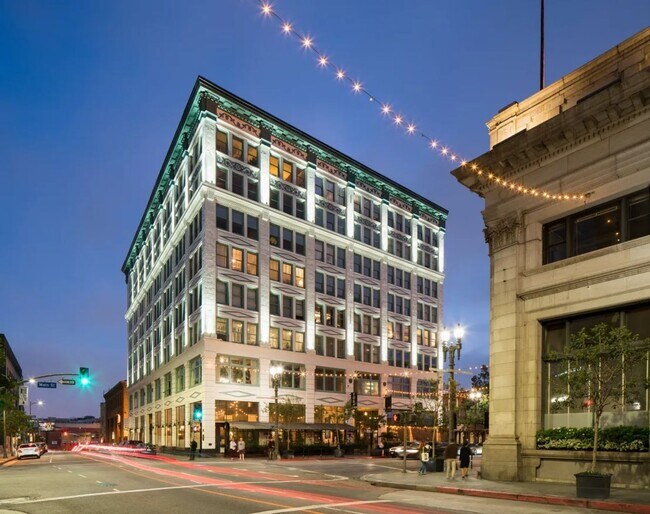 Building Photo - 400 Main St