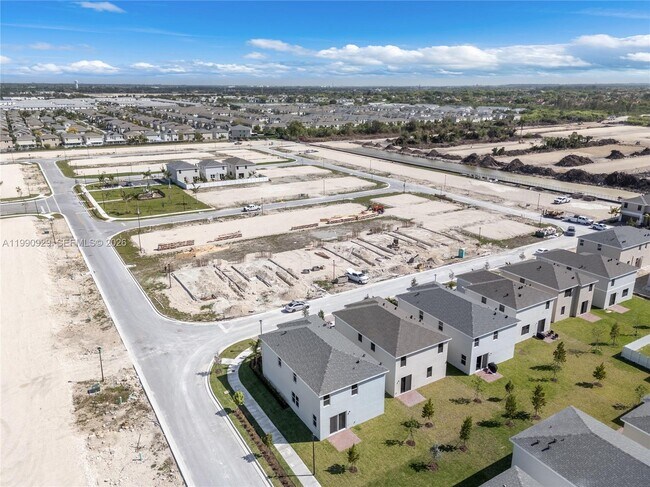 Building Photo - 615 NE 1st Ave