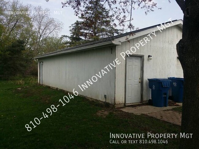 Building Photo - Swartz Creek Duplex plus oversized garage/...