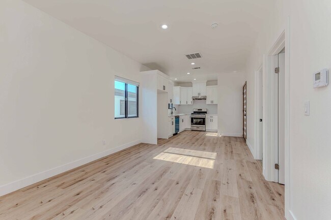 Building Photo - 5821 View Cir