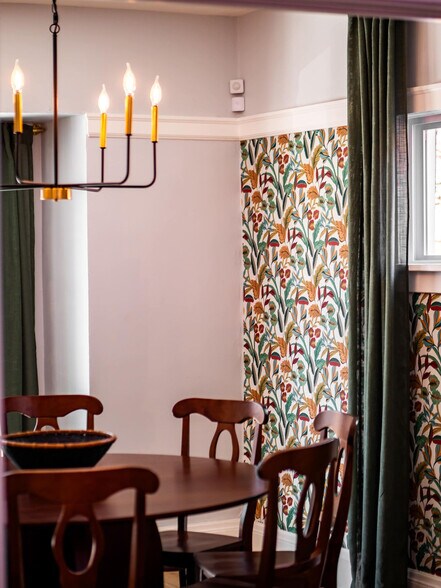 Building Photo - 2010 Chesterland Ave