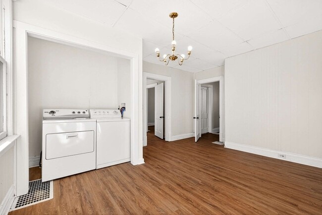 Building Photo - 908 Gilmore Ave