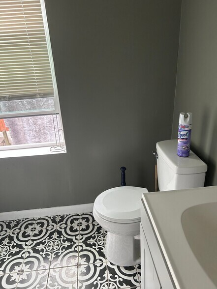 Building Photo - 1315 S Hicks St