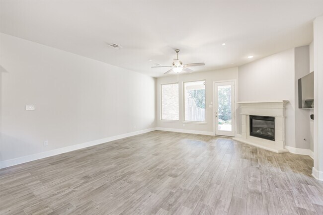 Building Photo - 210 Liatris Ct