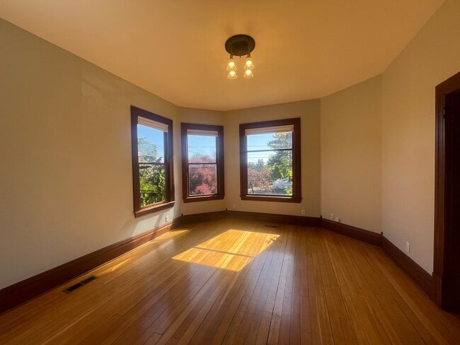 Building Photo - Charming 2 Bed / 1.5 Bath Victorian with G...
