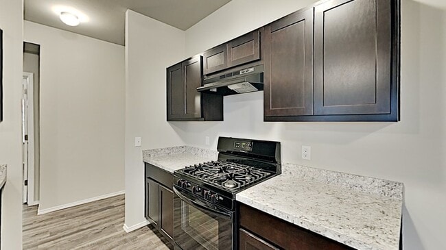 Building Photo - Very Nice 3 Bedroom 2 Bath Home in Yukon S...