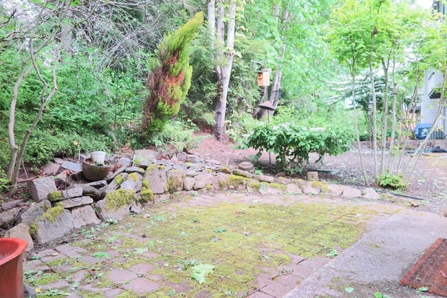 Building Photo - Discover easy living at Forest Heights 2b/2ba Townhome!