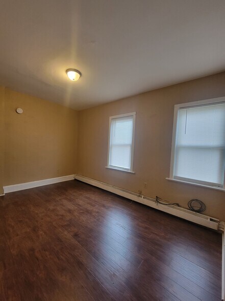 Living room - 1462 Olden Ave