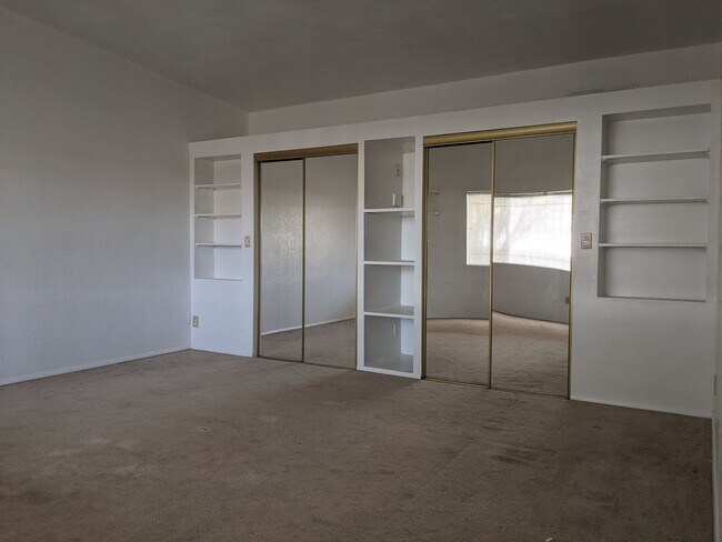 Building Photo - East Side Rental