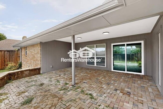 Building Photo - MOVE IN READY COMPLETELY UPDATED - 3BED/2B...