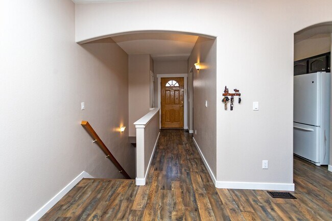 Building Photo - Bright and Airy 2-Bedroom Condo in Charmin...