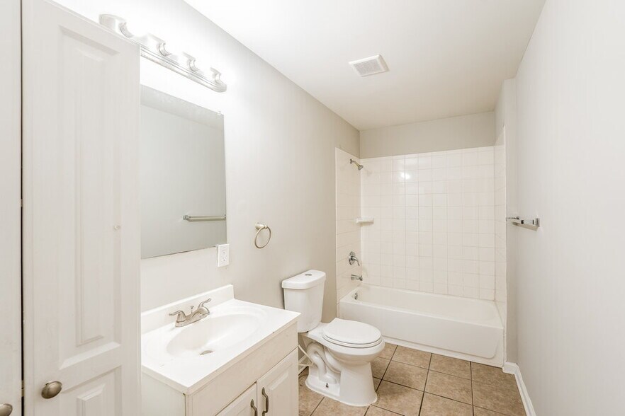 Building Photo - 705 13th Ct NW