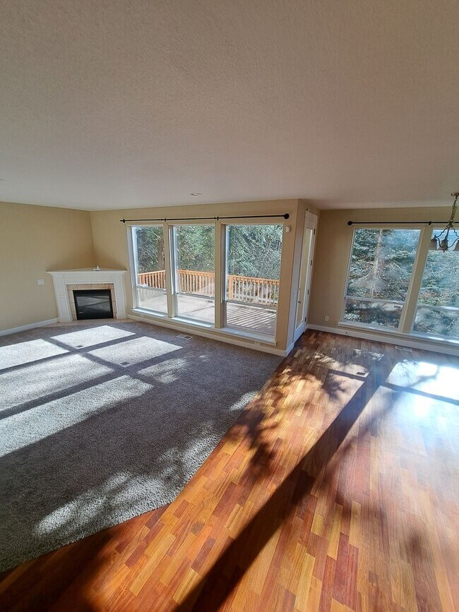 Building Photo - Secluded 5 bedroom Amazing Views Green Space