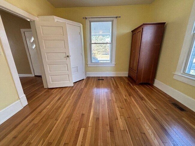 Building Photo - 14 W Carrollton Ave