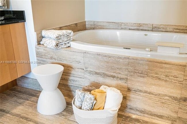 Building Photo - 16001 Collins Ave