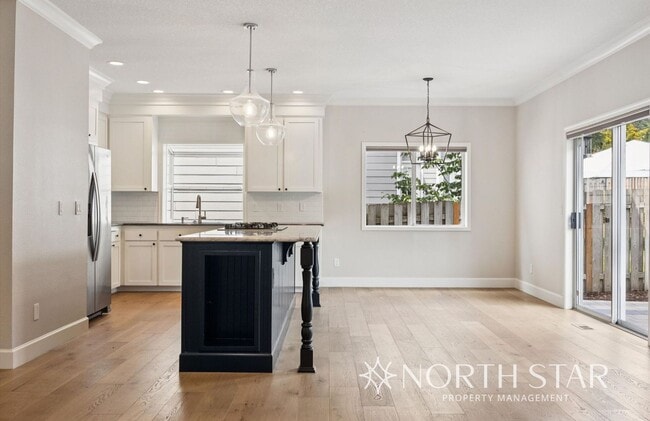 Building Photo - Westlake Traditional with Private, Level B...