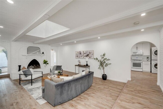 Building Photo - 4202 N Hills Dr