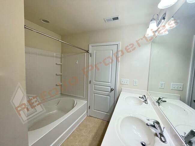 Building Photo - 2 Bedroom, 2.5 Bathroom Townhome with 2 Parking Spaces in Renaissance Park – Minutes from Downtow...