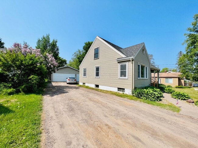 Building Photo - AVAILABLE JUNE! - 7 Bed 3 Bath Home!