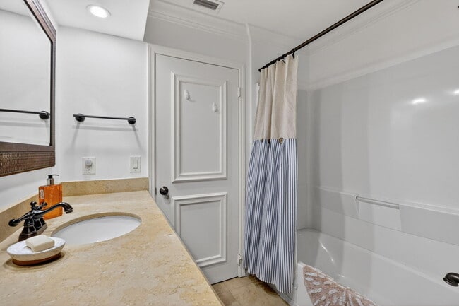 Building Photo - 318 SE 7th Ave