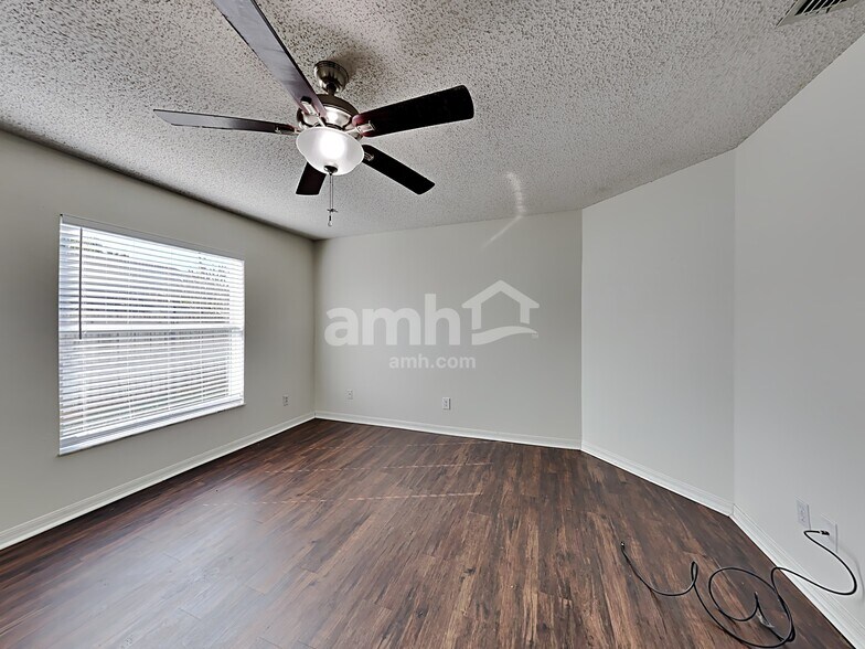 Building Photo - 581 NW Goldcoast Ave