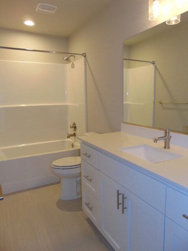 Building Photo - Beautiful 4 Bedroom Contemporary Luxury Ho...