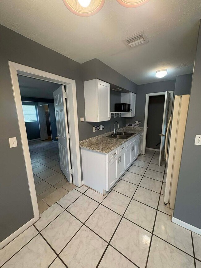 Building Photo - 4 bedroom Single-Family Home Available for Move-In NOW