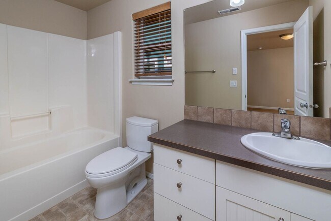 Building Photo - Welcome Home to Comfortable Bend Living