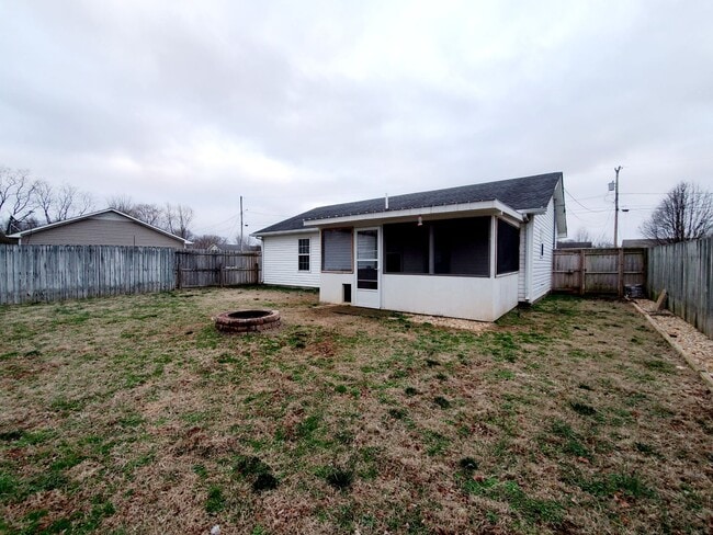 Building Photo - $1250 - 3 Bedroom 1 Bath Home offering Sunroom!