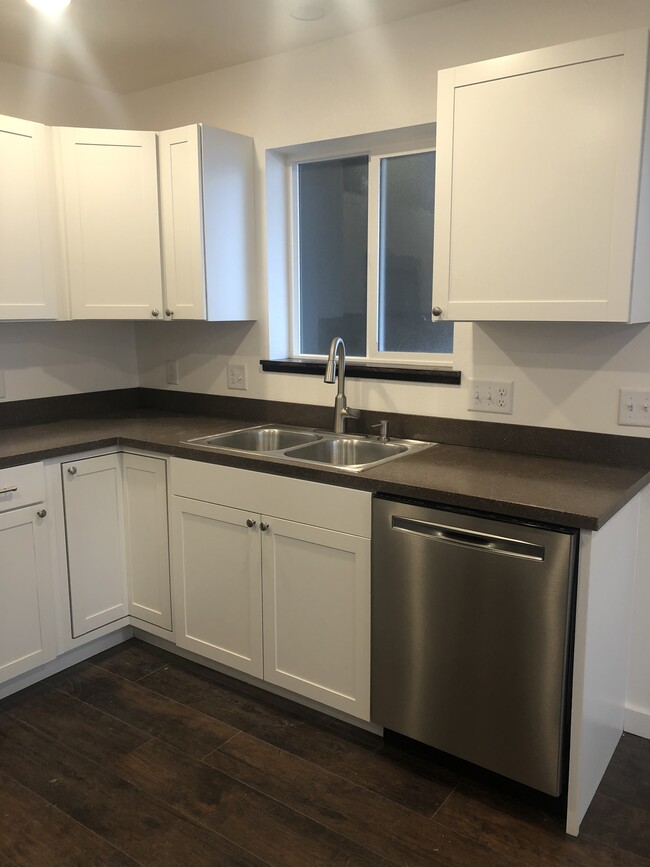 Cultured marble countertops and stainless dishwasher - 1030 S Catlin St