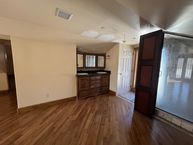 Upstairs bathroom - 8921 Hubbard St